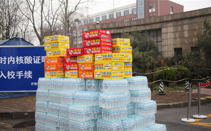 2月25日，山東金格瑞機械有限公司派代表來到齊魯師范學院捐贈防疫物資，保障校園防疫物品備足備齊，助力學校的疫情防控工作。