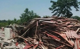 模板拆遷料木托盤用鋸末顆粒機這樣處理省時省力又賺錢！